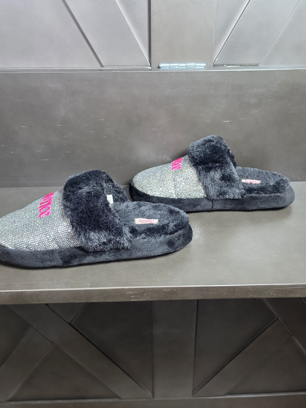 Justice Girls 2-3 Sparkle Faux-Fur Slippers - Black/silver with Pink Logo - Picture 6 of 8